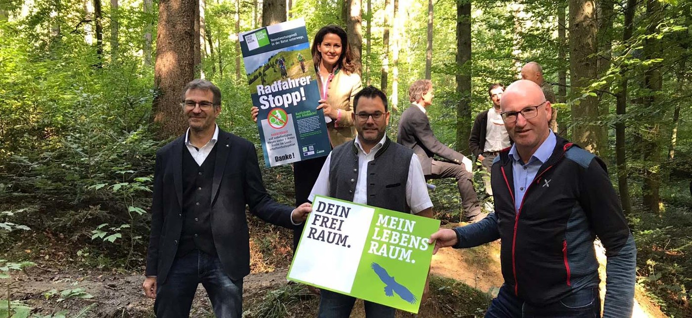 Landwirtschaftsministerin Michaela Kaniber mit den Brgermeistern aus Piding, Hannes Holzner, und Ainring, Martin ttl, sowie Landrat Bernhard Kern. 